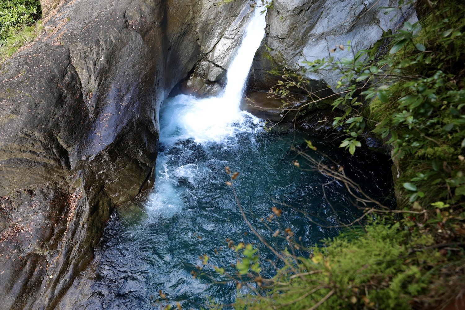 🏞️ 토도로 폭포 (토도로노타키) 이미지 1
